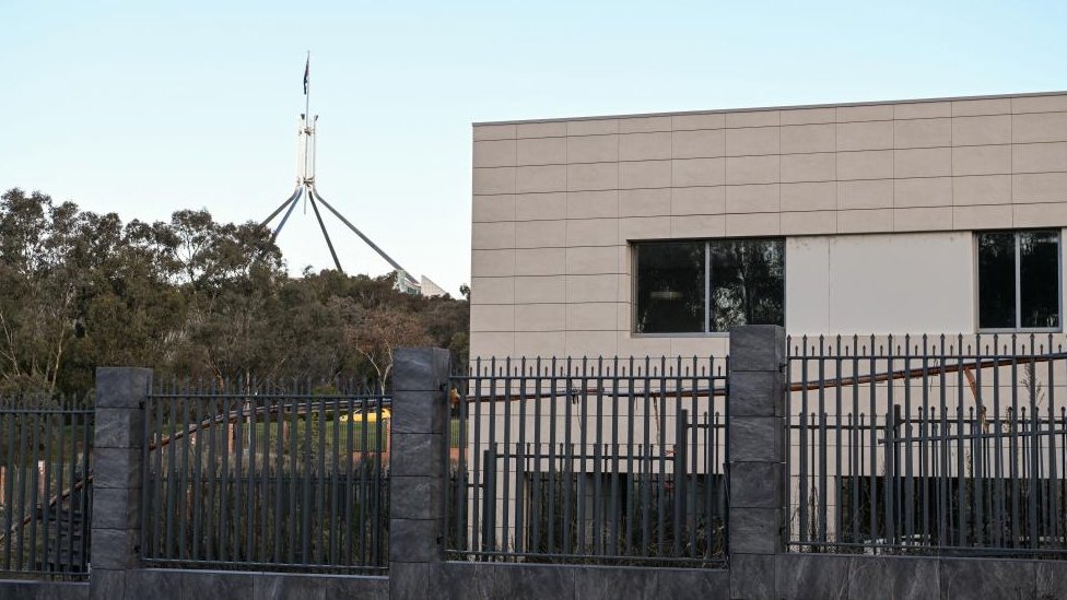 بناء في موقع السفارة يمكن منه رؤية البرلمان
