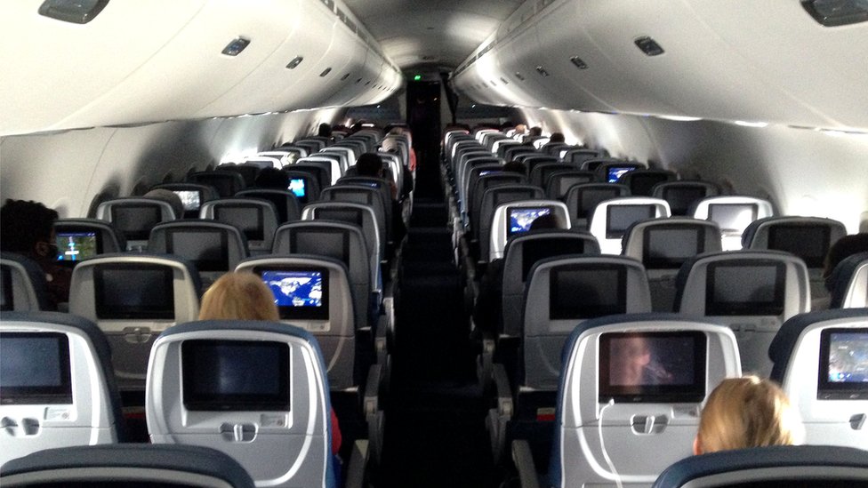 這是達美航空（Delta）在2020年4月25日從明尼阿波里斯至巴爾的摩的國內航班機艙。