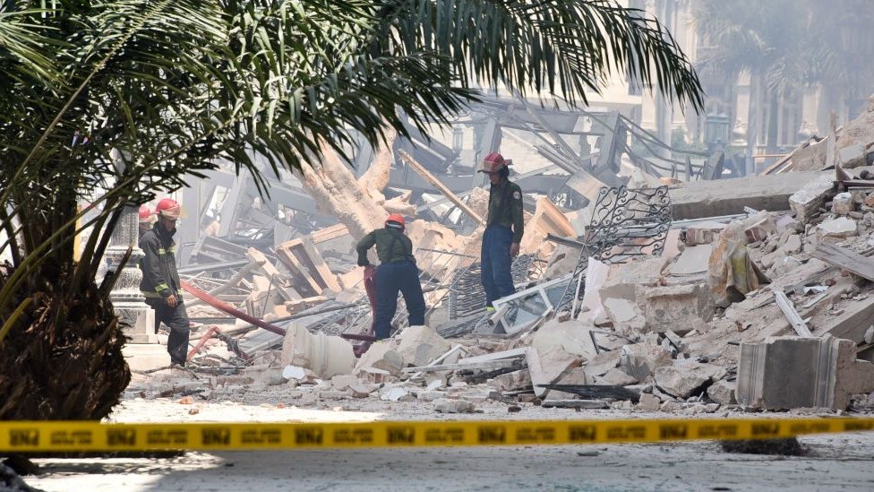 Escombros tras la explosión en el hotel Saratoga