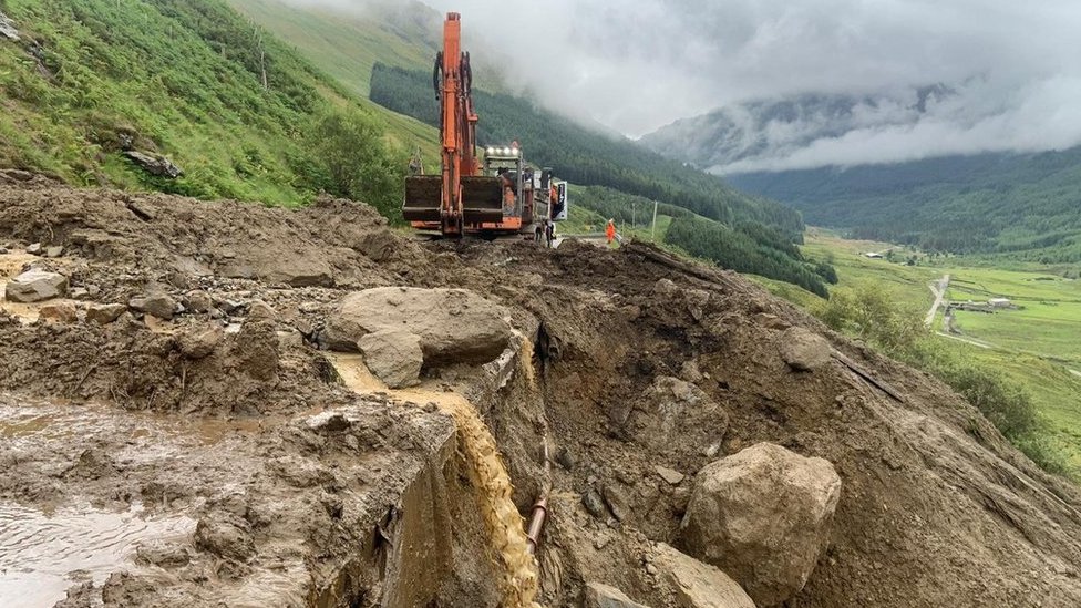 Сцена на A83 после оползней