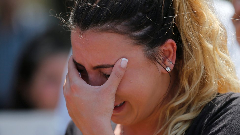 Decenas de iraquíes-estadounidenses protestaron el 12 de junio en la ciudad de Southfield, Michigan (EE.UU) luego de que el servicio de inmigración se llevara a sus familiares para deportarlos. Una joven llora porque deportaron a su tio a Irak.