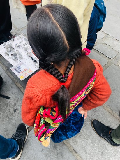 Niña con atuendo andino.