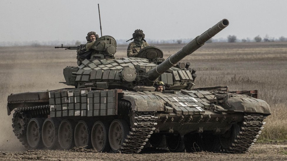 دبابة أوكرانية تتقدم للأمام نحو مدينة أوكرانيا