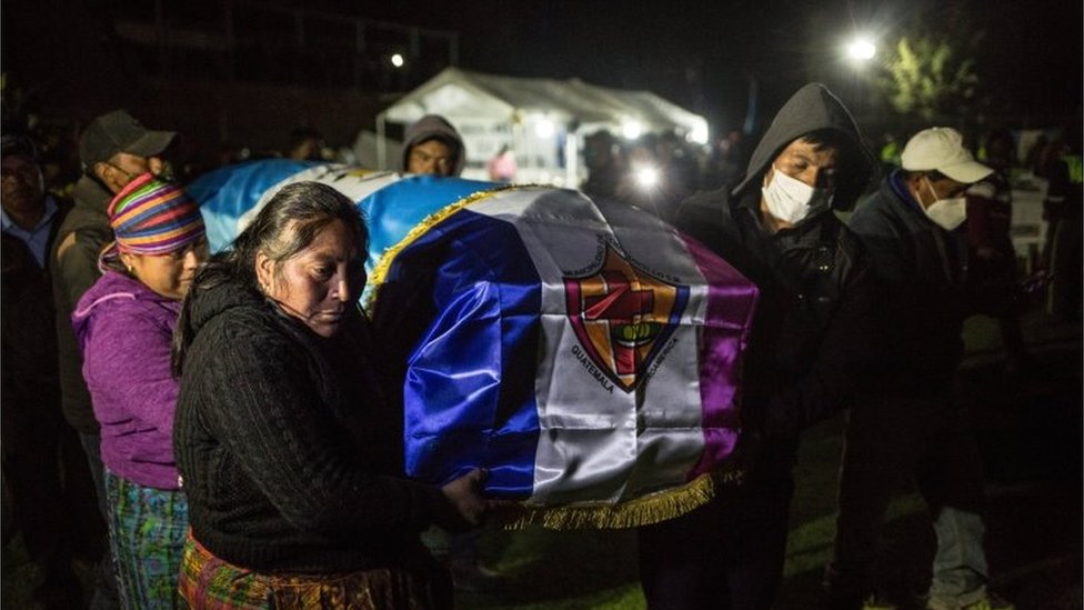 Familiares y amistades con un ataúd de los migrantes asesinados. Comitancillo, Guatemala, 12 de marzo, 2021.