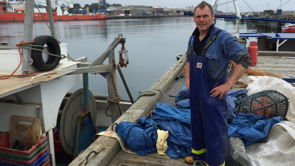 Пол Дент, рыбак, работающий в Блит-Харборе
