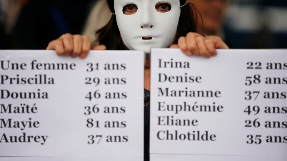 Протестующие в Марселе держат плакаты с именами некоторых жертв домашнего насилия
