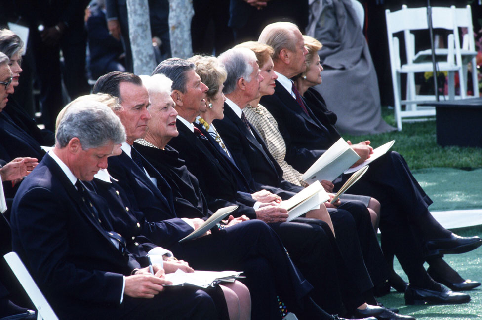 Los Clinton, los Bush, los Reagan, los Carter, y los Ford en el funeral de Richard Nixon en 1994.