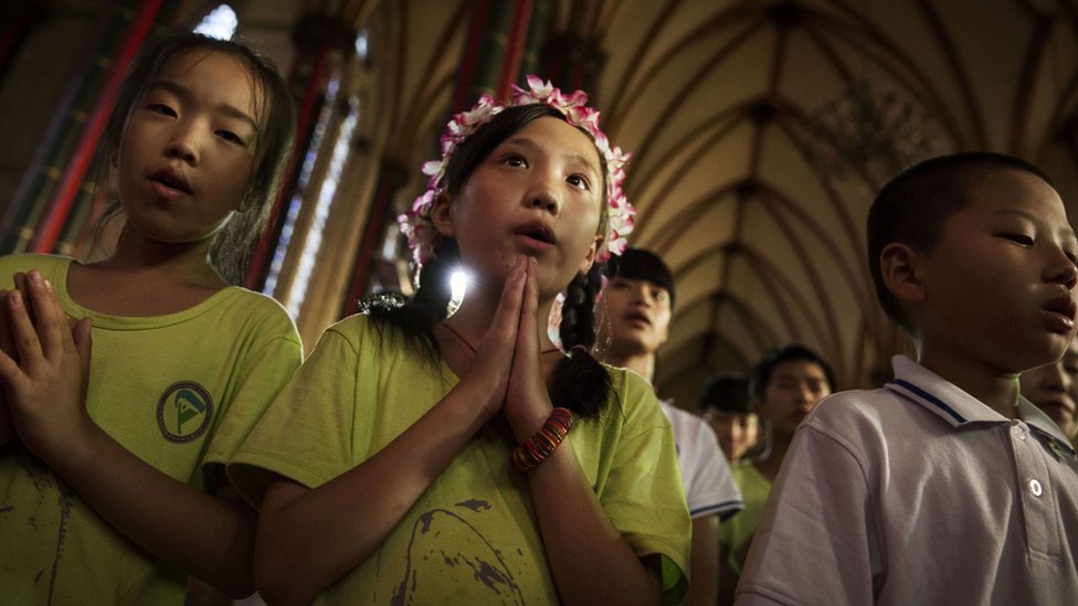 Jóvenes católicos chinos en una misa.