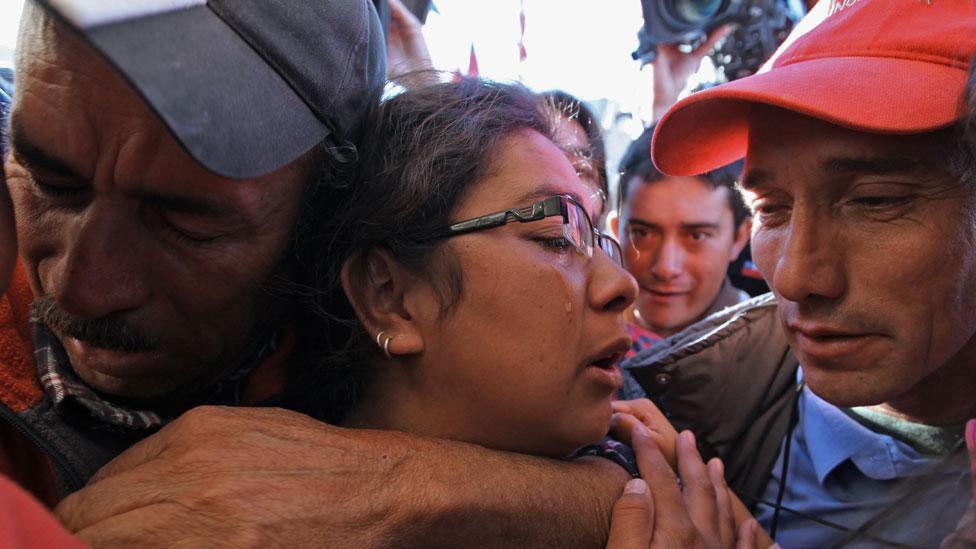 Familiares del minero Renán Ávalos con lágrimas tras su rescate