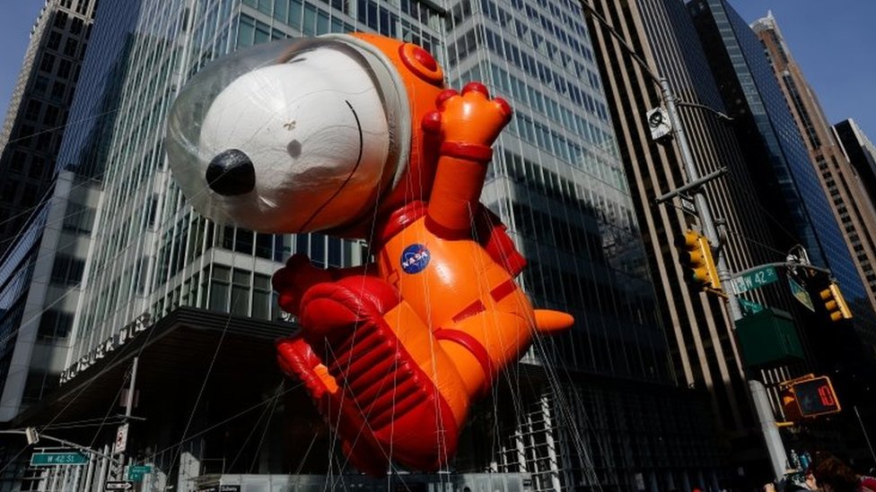 Snoopy astronaut flies over Manhattan for Thanksgiving