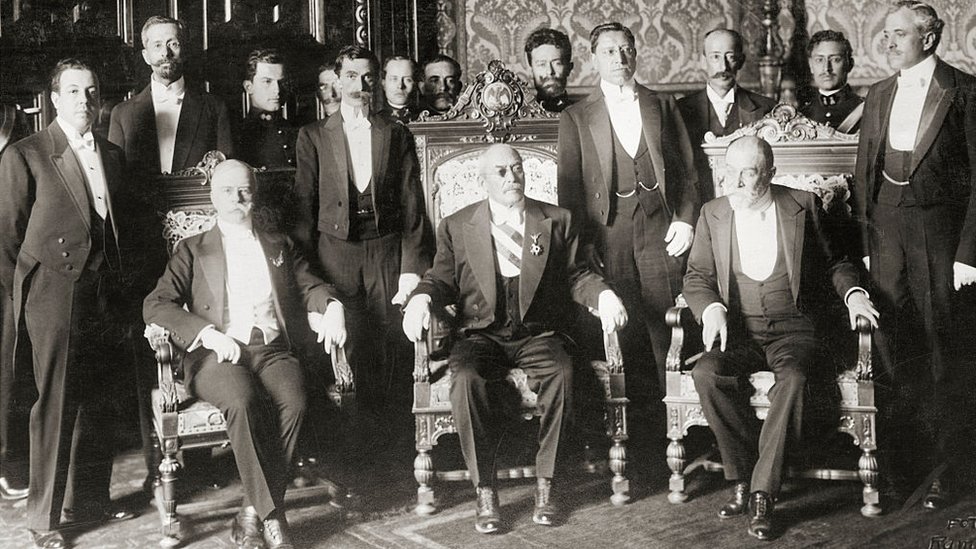 El general Victoriano Huerta y su gabinete