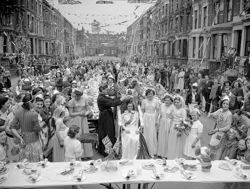 كان هناك العديد من مشاهد حفلات التتويج في شوارع بريطانيا عام 1953وفي لندن كان هناك حفل حيث توجت الفتاة مورين أتكينز، 14 عاما، ملكة