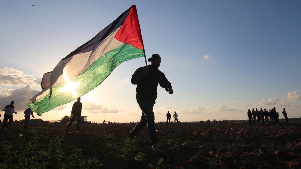 Un hombre con la bandera palestina.