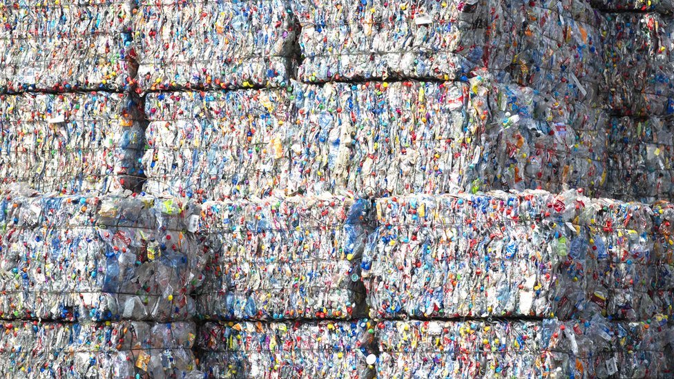 توضع حاويات بلاستيكية في مركز إعادة التدوير في هولندا لإعادة التدوير