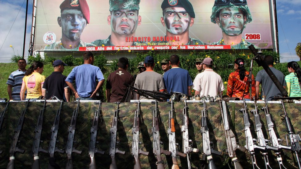 "Karina", una mujer que comandaba el frente 47 de las FARC, se entregó a las autoridades en 2008. Semanas después, algunos de sus subalternos se desmovilizaron y entregaron sus AK-47, como se ve en esta foto. Armas AK-47