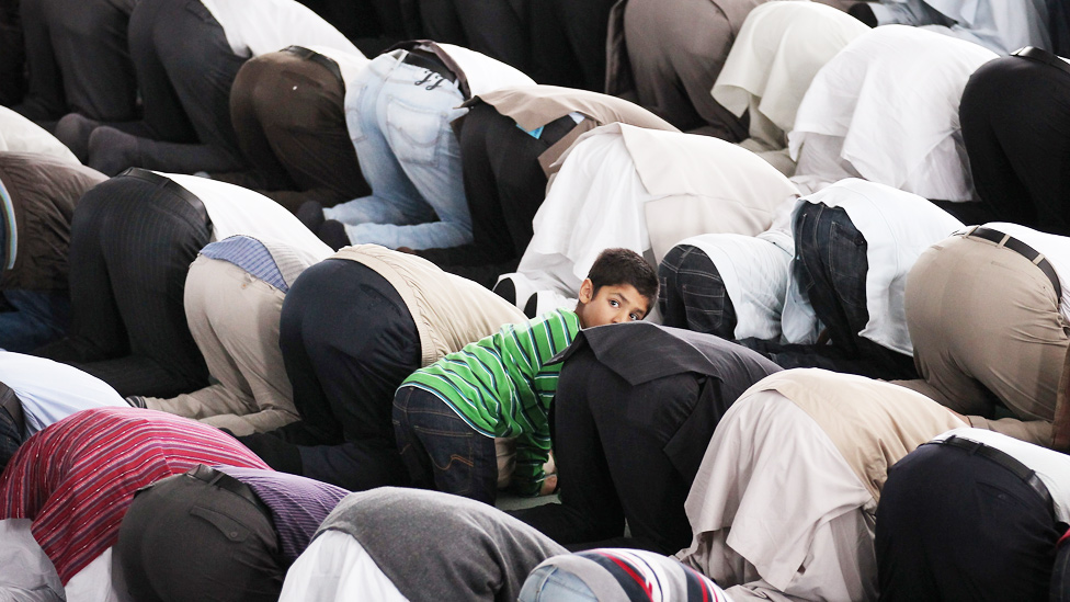 Niño en una mezquita