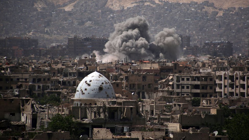 Según el Instituto Internacional de Estudios Estratégicos, la guerra en Siria dejó 50.000 muertos en 2016. Humo saliendo de un edificio en un distrito controlado por rebeldes en Damasco, luego de un ataque aéreo.