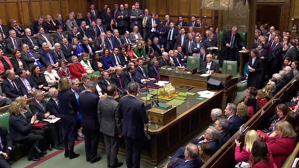 Parlamentarios británicos votan la moción de confianza