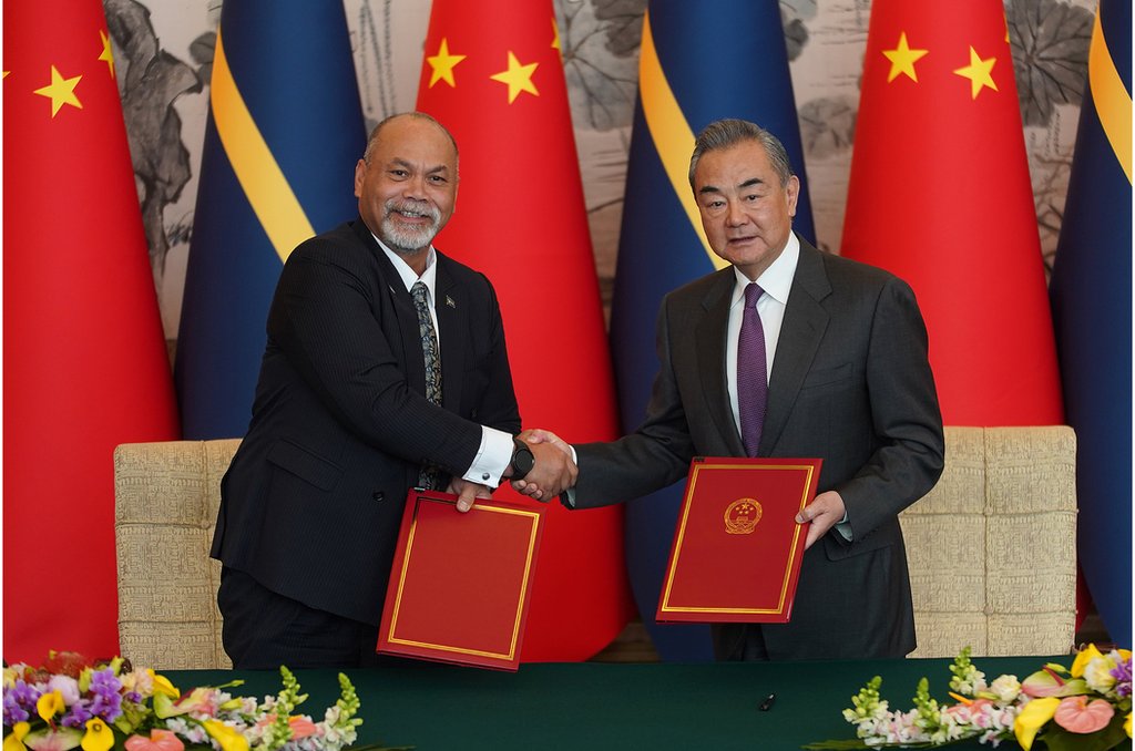 2月24日，中國外交部長王毅（右）與瑙魯外交貿易部長安格明在北京簽署公報，宣佈中國與瑙魯復交。