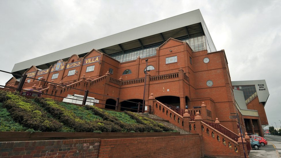 Знаменитая терраса Holte End в Астон Вилла была изначально спроектирована фирмой Лейтча