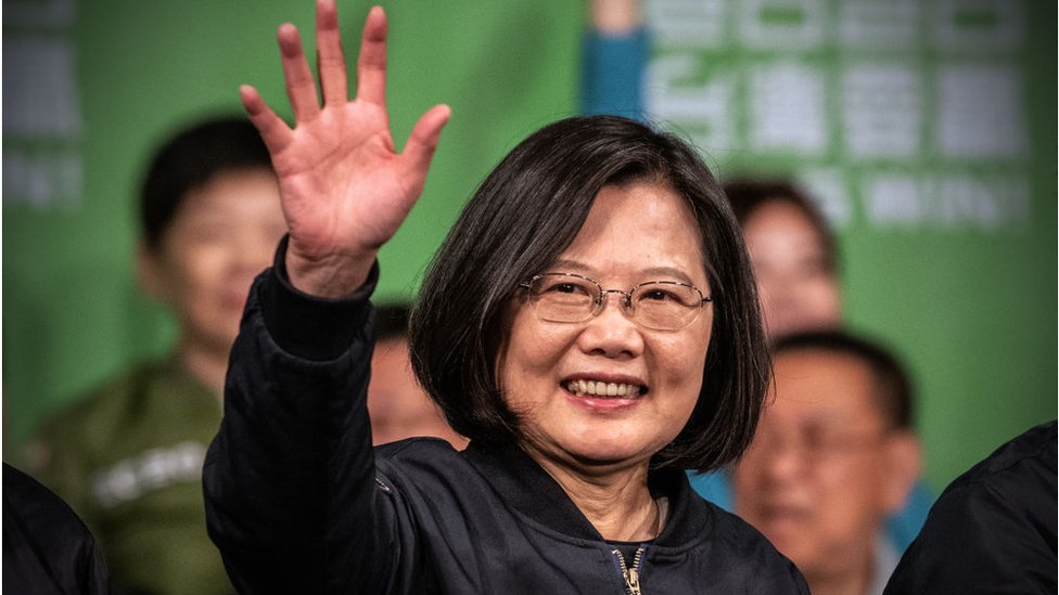 Цай Ин-Вэнь машет рукой после обращения к сторонникам после ее переизбрания на пост президента Тайваня 11 января 2020 года в Тайбэе, Тайвань
