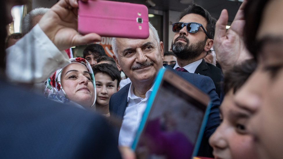 Бинали Йылдырым из правящей Партии справедливости и развития (AKP) встречается со сторонниками во время уличной остановки кампании 18 июня 2019 года в Стамбуле