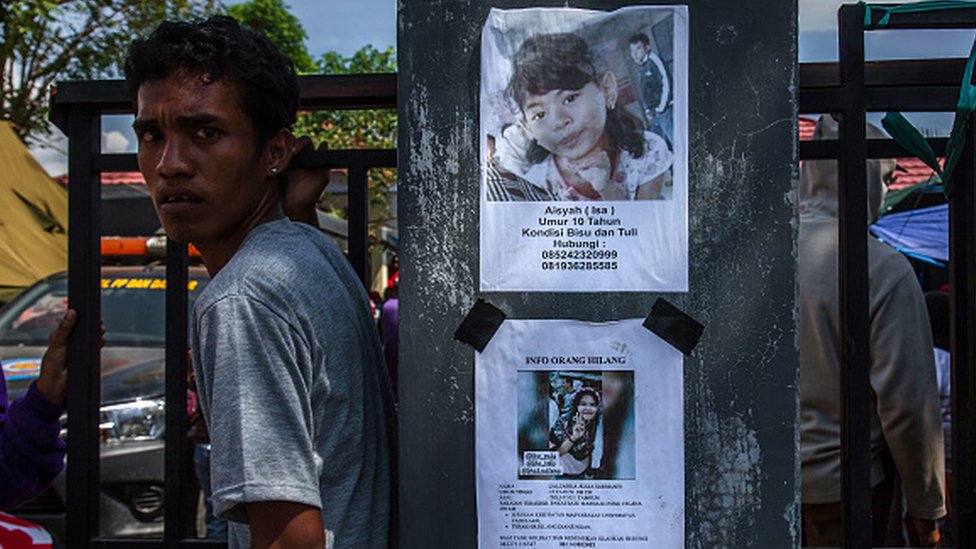 Las fotografías de personas desaparecidas se exhibieron en las paredes días después del desastre.