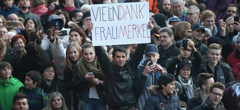 Muškarac drži transparent na kome piše „Puno vam hvala gospođo Merkel" na mitingu CDU u Baden-Virtembergu, 8. marta 2016