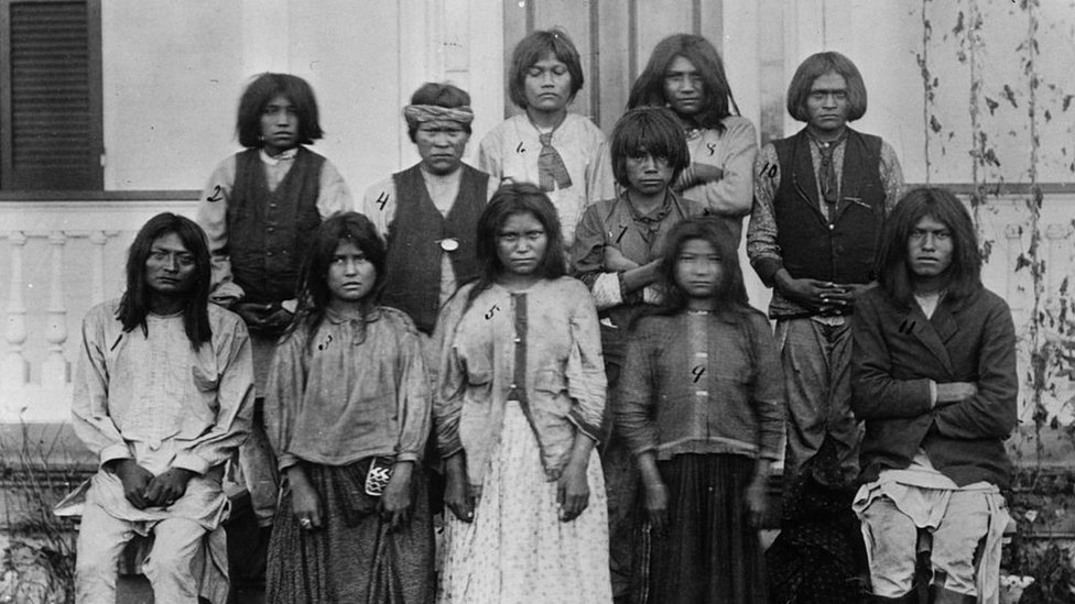 Un grupo de apaches chiracahua en su primer día en la escuela indígena de Carlisle,1886