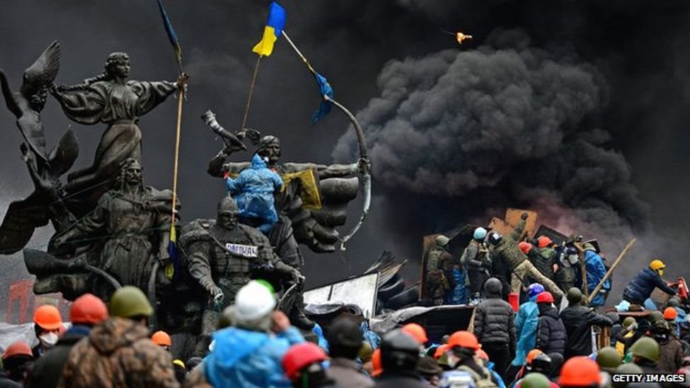 ادت التظاهرات العنيفة التي شهدتها اوكرانيا عام 2014 خلال ثورة "ساحة الميدان" الى الإطاحة بحكم يانكوفيتش المقرب من روسيا