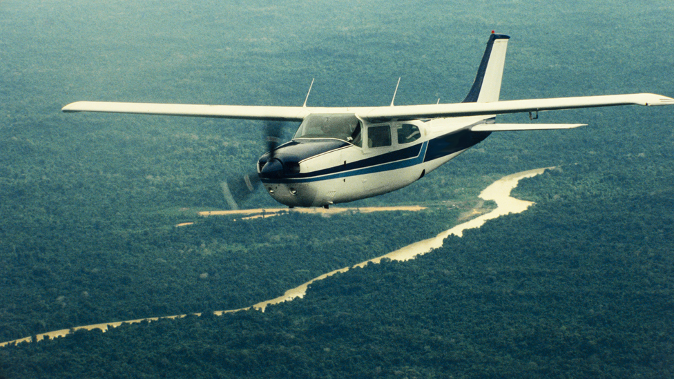 Una avioneta sobrevolando el Amazonas, pero no es un vuelo clandestino.