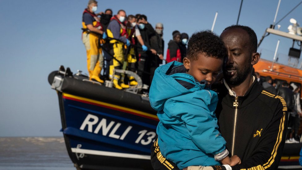 Un grupo de migrantes llegando a la playa de Dungeness, Inglaterra, el 7 de septiembre de 2021.
