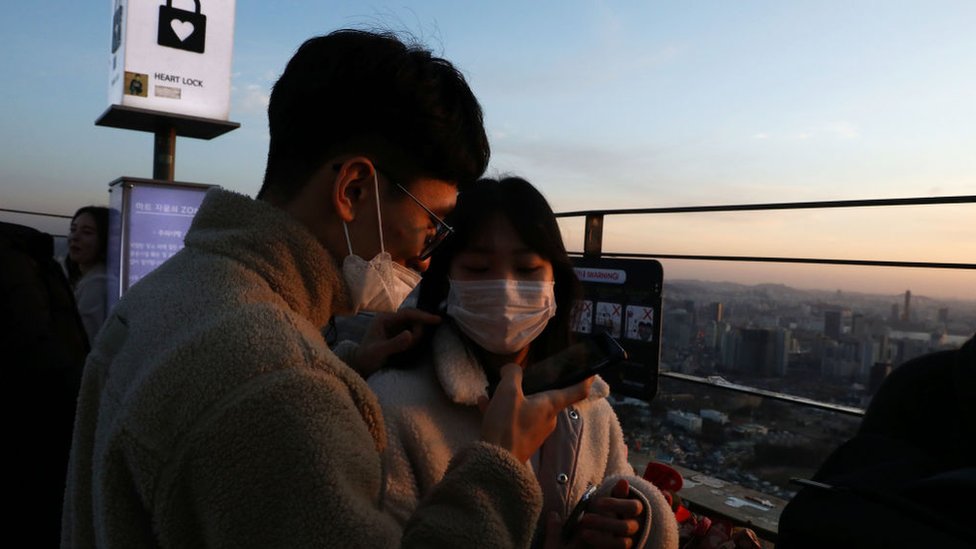 Una pareja en un mirador en Seúl, capital de Corea del Sur.