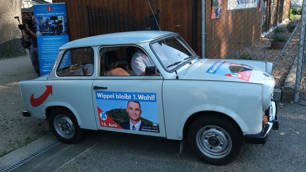 Автомобиль, украшенный предвыборными плакатами Себастьяна Виппеля, кандидата в мэры от правой «Альтернативы для Германии» (AfD)