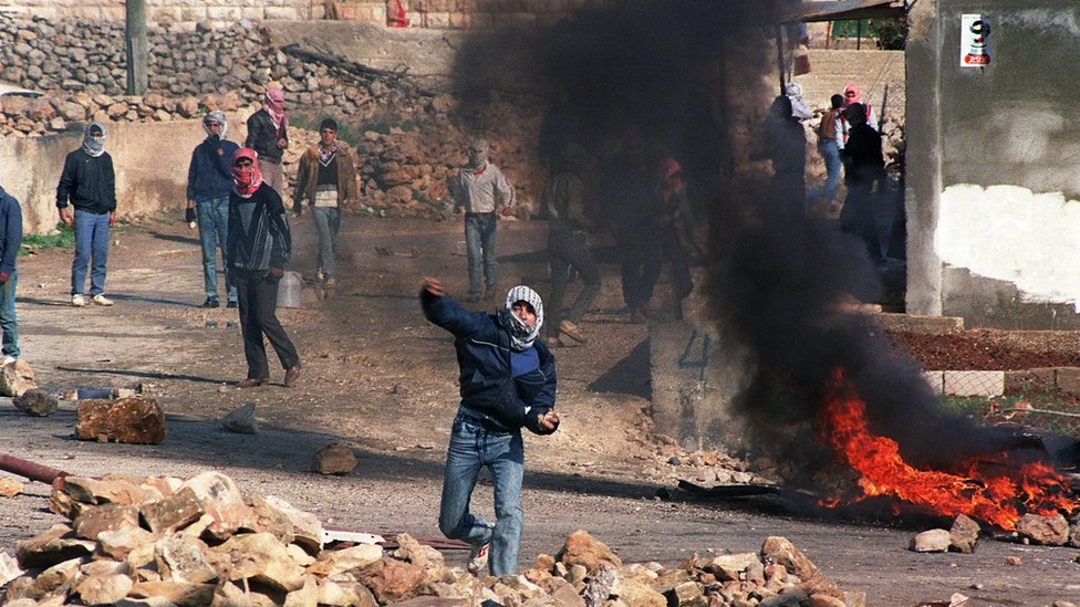Palestinski demonstranti bacaju kamenje na izraelsku policiju za razbijanje demonstracija u selu Hizme u Severnom Jerusalimu, 21. decembra 1987.