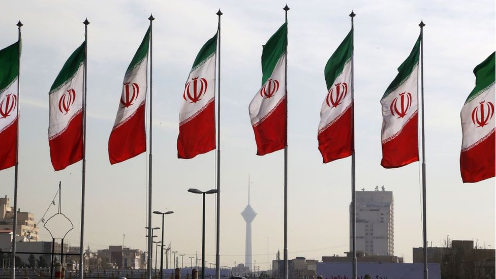 Иранские флаги в Тегеране