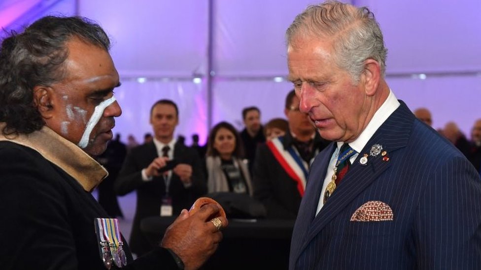 Принц Уэльский встречает местного игрока диджериду Дэвида Дахурра Хадсона после утреннего мемориала в мемориале Виллер-Бретонне во Франции