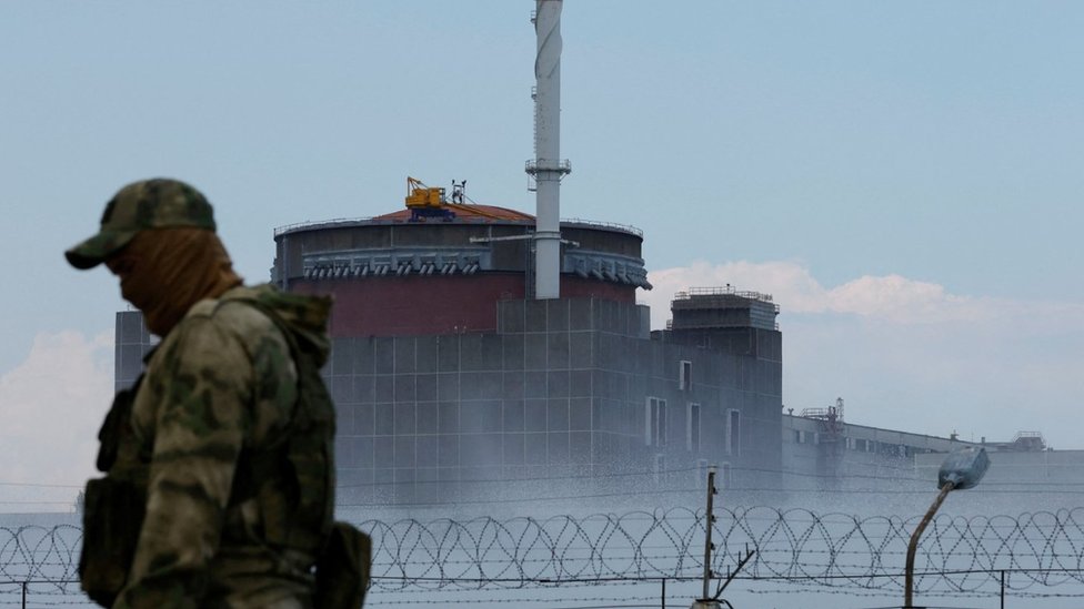 Un hombre frente a la planta nuclear de Zaporizhzhia