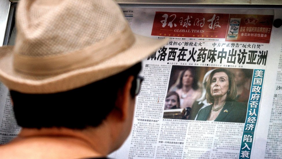 北京某閲報欄一位路人駐足閲讀中共《環球時報》有關佩洛西可能訪台的報道（1/8/2022）