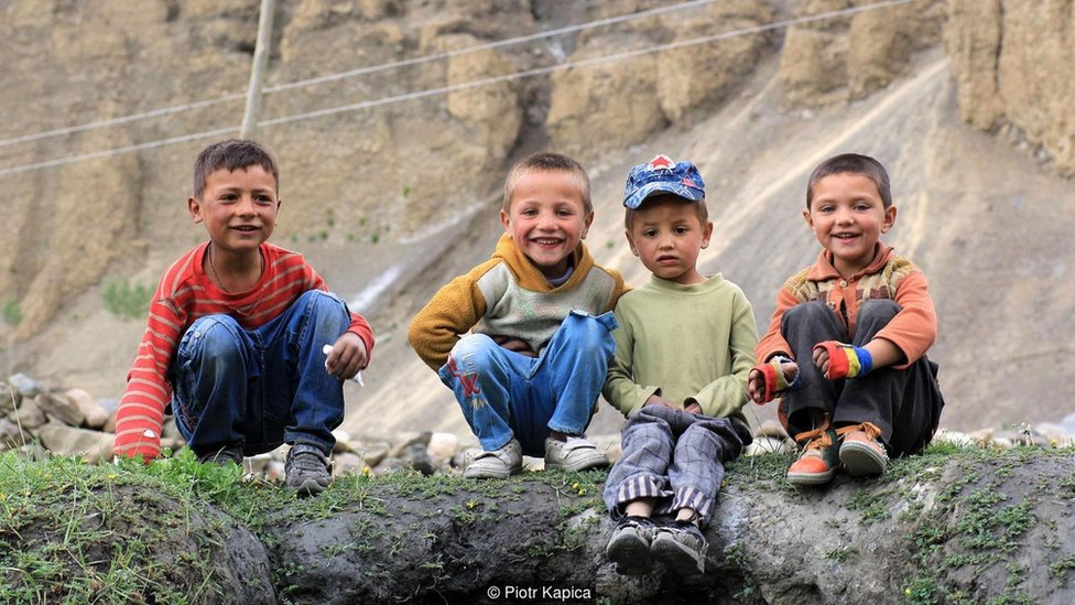 Los niños en Shimshal se mostraron tímidos y curiosos al mismo tiempo. (Foto: Piotr Kapica). Los niños en Shimshal se mostraron tímidos y curiosos al mismo tiempo. (Foto: Piotr Kapica).
