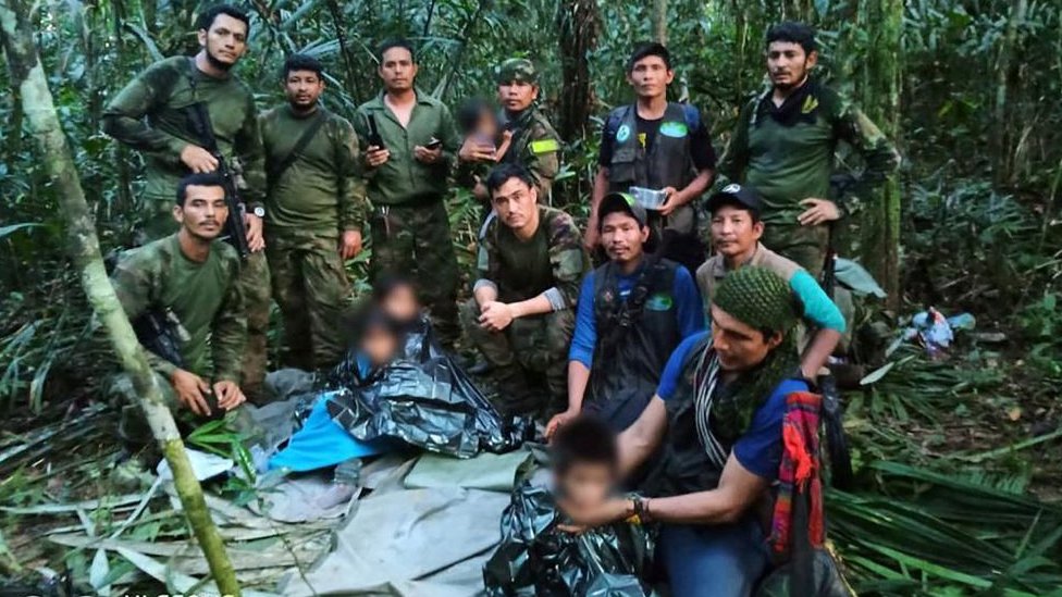 Soldiers take photos with minors considered lost in the Colombian jungle