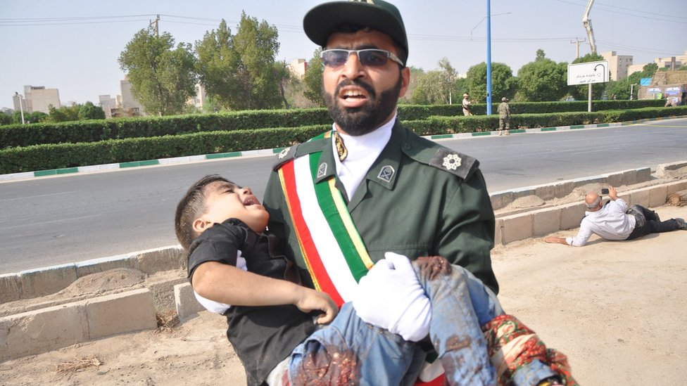 Un soldado carga un niño herido en el ataque