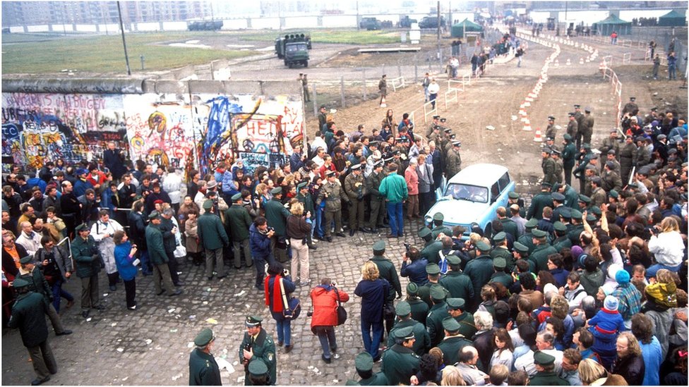 柏林牆倒塌——1989年11月的波茨坦廣場過境點。