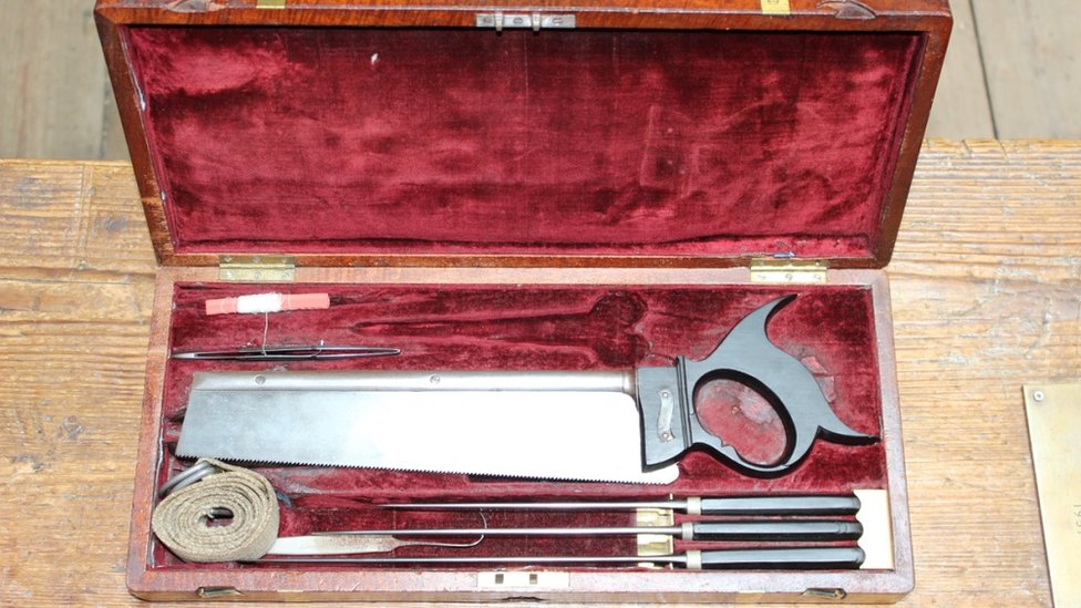 Los utensilios médicos se lavaban después de las operaciones, pero no antes. Caja de herramientas de un cirujano del 1822
