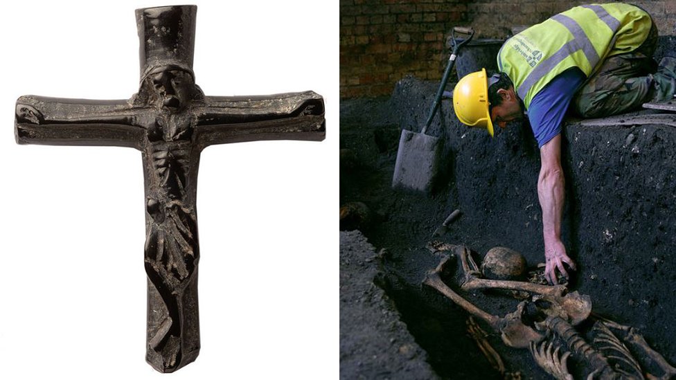 Реактивный крест 15 века; археолог и скелет - Колледж Святого Иоанна, Кембридж