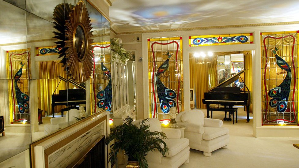 A sala de estar de Graceland, decorada com cortinas douradas e penas de pavão, estilo que sua namorada Lisa Thompson gostava