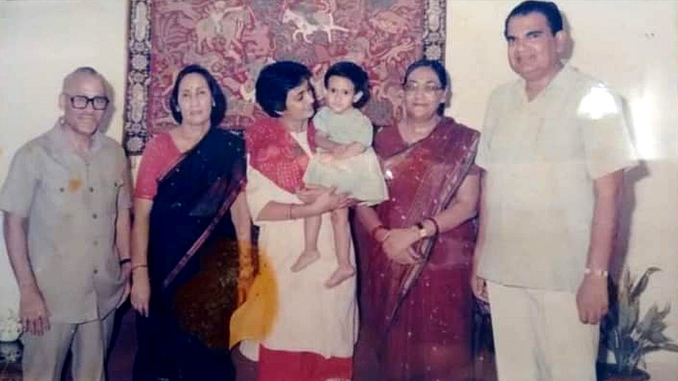 جنرل بپن راوت کی اہلیہ مدھولیکا راوت اپنے خاندان کے ساتھ