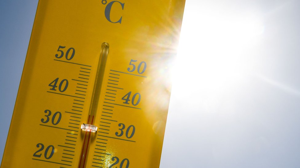 Термометр на солнце во время сильной жары в Ренне, Франция