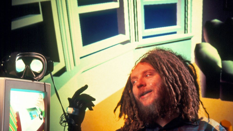 ¿Qué es realmente la realidad virtual? Según el libro: es la ciencia de la ilusión completa; la extensión de la magia íntima de la infancia más temprana a la adultez; un indicio de cómo sería la vida sin límites. Lanier virtual reality