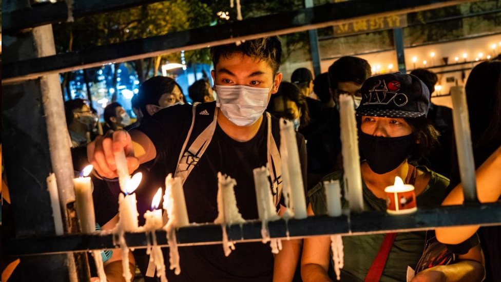 كانت الوقفة الاحتجاجية السنوية على ضوء الشموع لإحياء ذكرى مذبحة تيانانمين من بين الأمور المحظورة وسط قيود فيروس كورونا